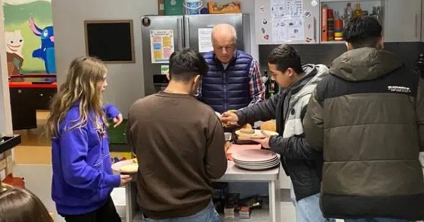 &bdquo;Jugend meets Politik&ldquo; bei gemeinsamer Kochstunde &ndash; Geteilt