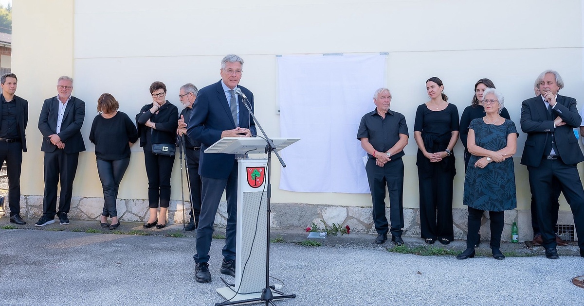 Gedenktafel f&uuml;r deportierte slowenische Familien enth&uuml;llt